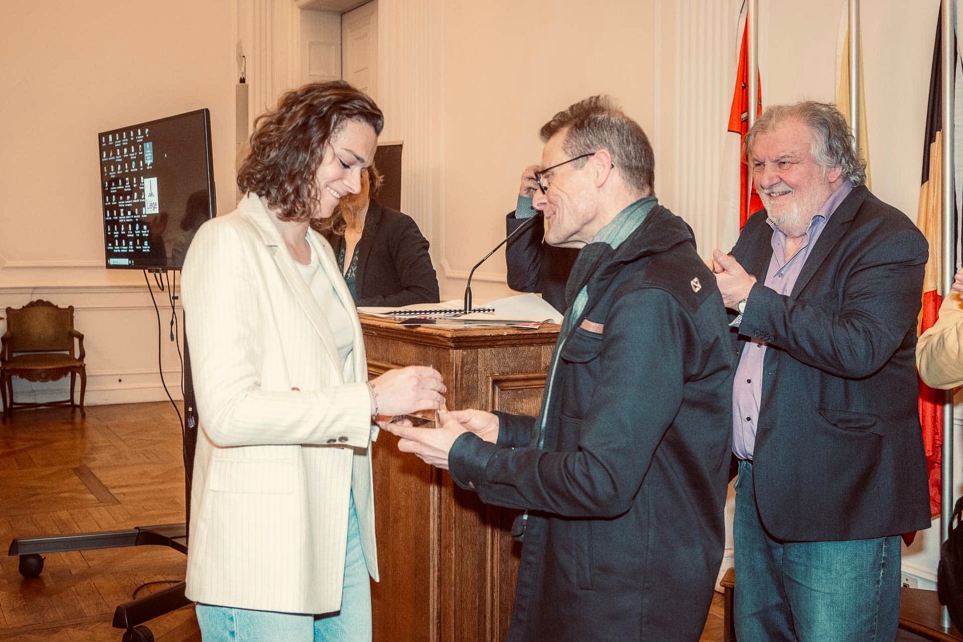 Céline Cornia avec son trophée du Mérite sportif