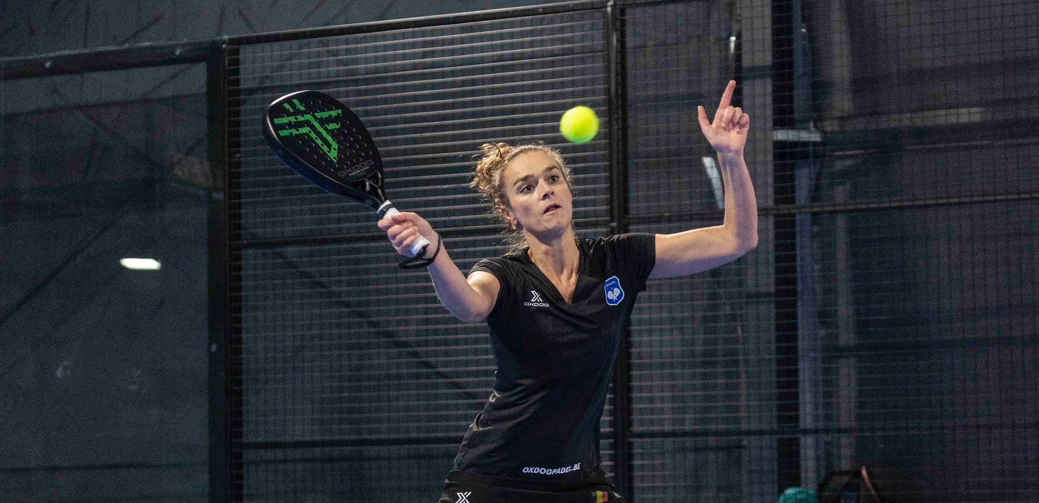 Céline Cornia en action sur un terrain de padel