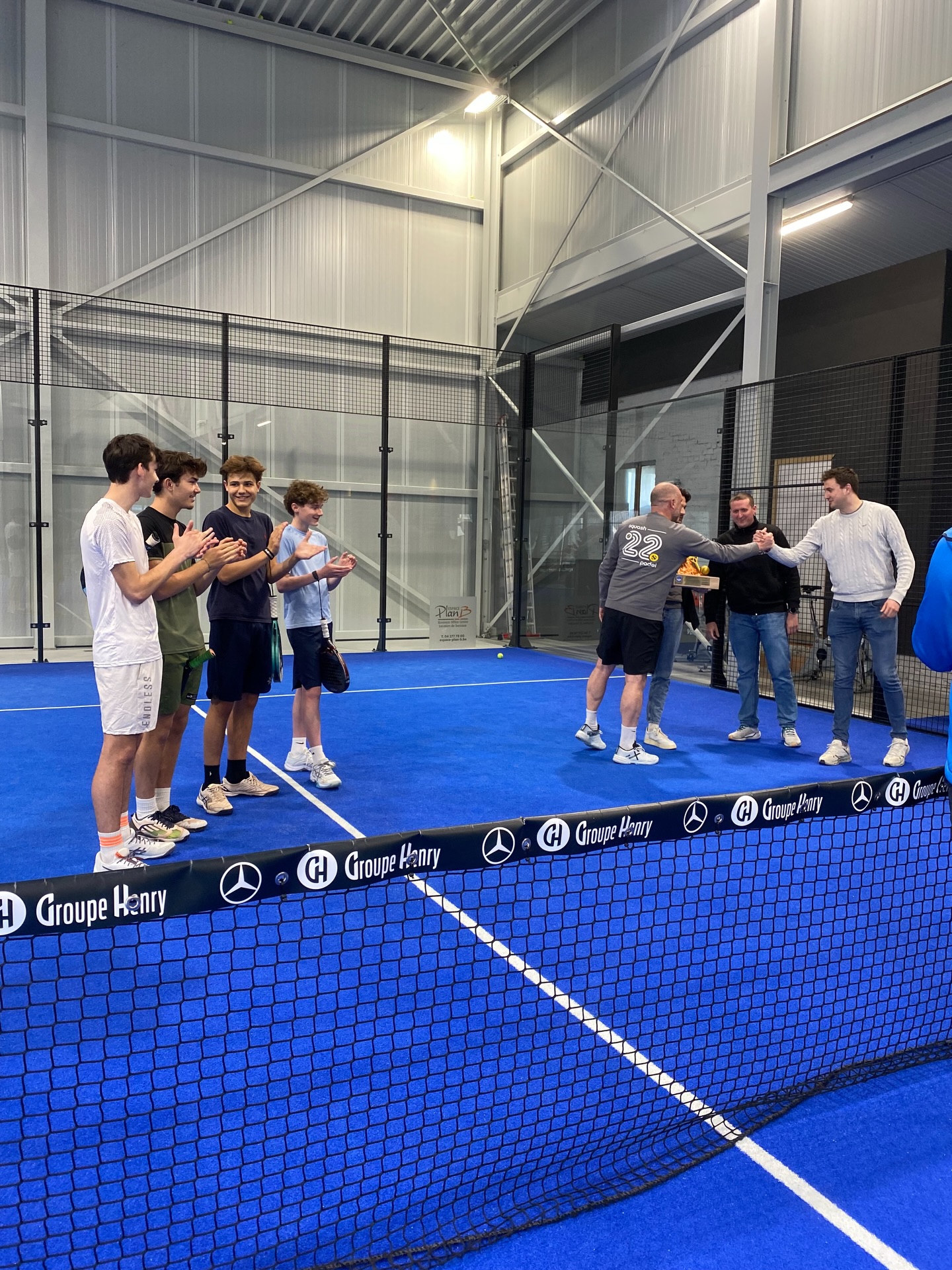 Juniors et encadrement du Squash22 lors de la remise du Prix Desarrollo