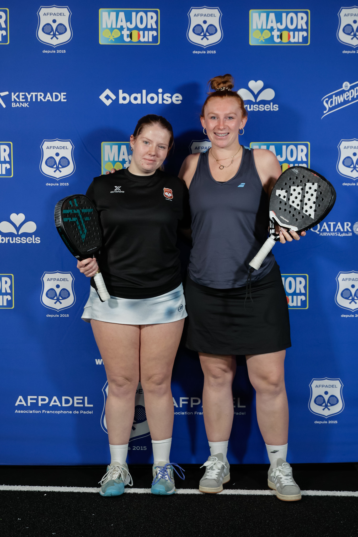Une paire féminine devant le panneau du Major Tour AFPadel à Bertransart, octobre 2026.